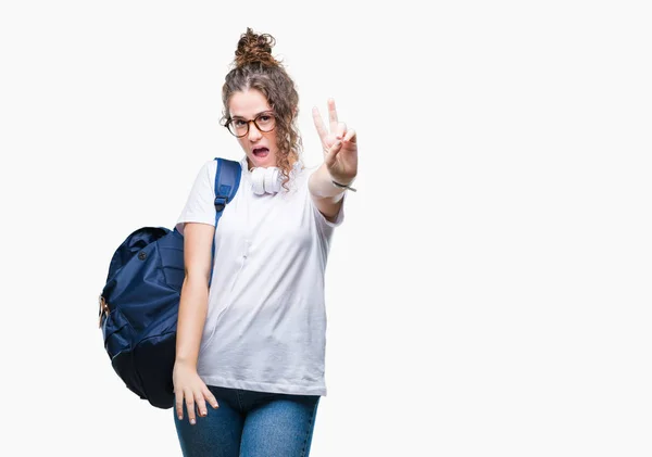 Junges Brünettes Studentenmädchen Mit Rucksack Und Kopfhörer Über Isoliertem Hintergrund — Stockfoto