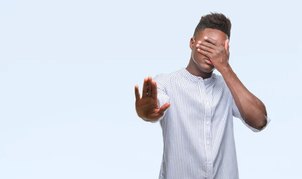 Молодой Африканский Американец Изолированном Фоне Закрывает Глаза Руками Делает Остановку — стоковое фото