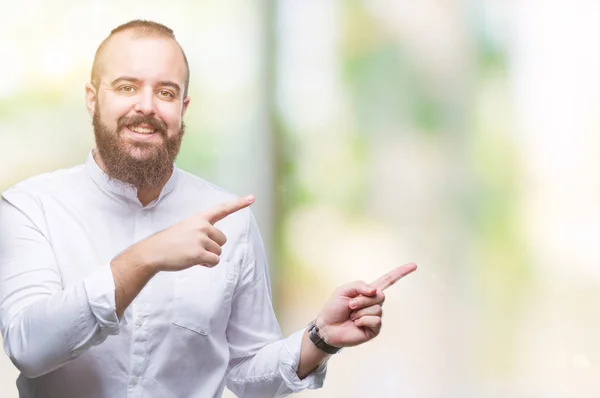 Jovem Caucasiano Hipster Homem Sobre Fundo Isolado Sorrindo Olhando Para — Fotografia de Stock