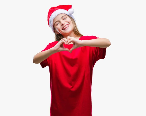 年轻美丽的女孩戴着圣诞节帽子在孤独的背景微笑的爱显示心脏符号和形状与手 浪漫概念 — 图库照片