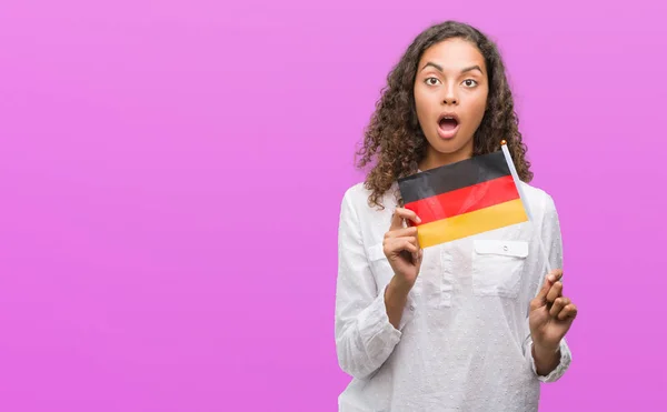 Mujer Hispana Joven Sosteniendo Bandera Alemania Asustada Shock Con Una —  Fotos de Stock