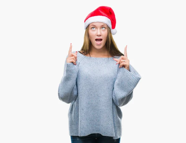 Junge Schöne Kaukasische Frau Mit Weihnachtsmütze Über Isoliertem Hintergrund Erstaunt — Stockfoto