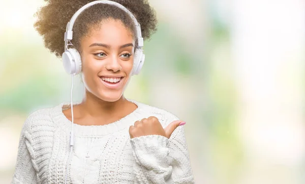 Jonge Afro Amerikaanse Vrouw Hoofdtelefoon Dragen Geïsoleerde Achtergrond Aan Wijzen — Stockfoto