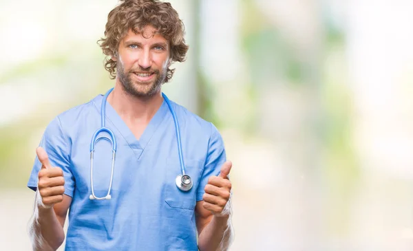 Bonito Cirurgião Hispânico Homem Médico Sobre Fundo Isolado Sinal Sucesso — Fotografia de Stock