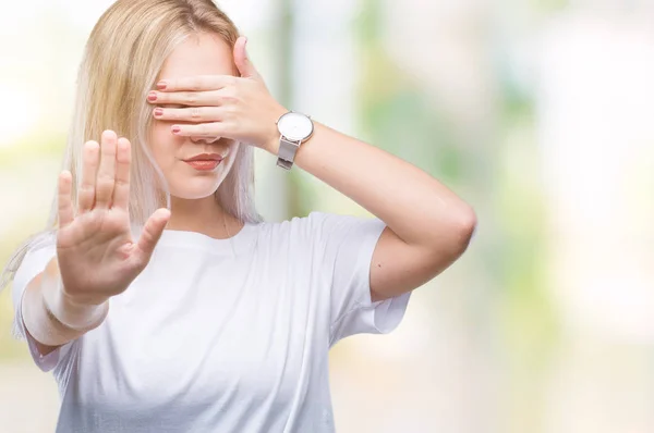Mulher Loira Jovem Sobre Fundo Isolado Cobrindo Olhos Com Mãos — Fotografia de Stock