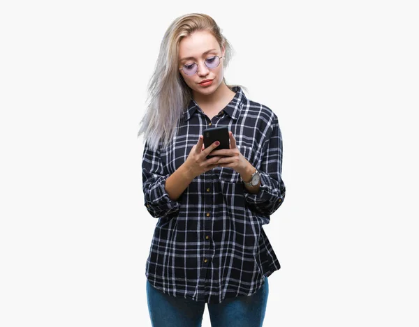 Mujer Rubia Joven Que Envía Mensajes Texto Utilizando Teléfono Inteligente — Foto de Stock