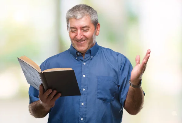 Guapo Maestro Senior Hombre Leyendo Libro Sobre Fondo Aislado Muy —  Fotos de Stock