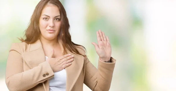 Hermosa Mujer Joven Tamaño Grande Con Abrigo Invierno Sobre Fondo — Foto de Stock