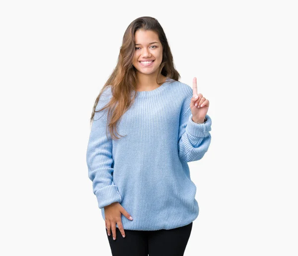 Jonge Mooie Brunette Vrouw Blauwe Winter Trui Dragen Geïsoleerde Achtergrond — Stockfoto