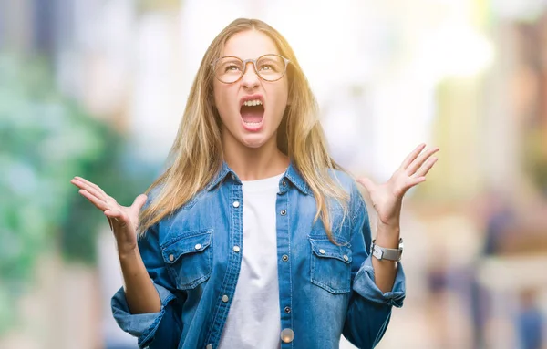 Junge Schöne Blonde Frau Mit Brille Über Isoliertem Hintergrund Verrückt — Stockfoto