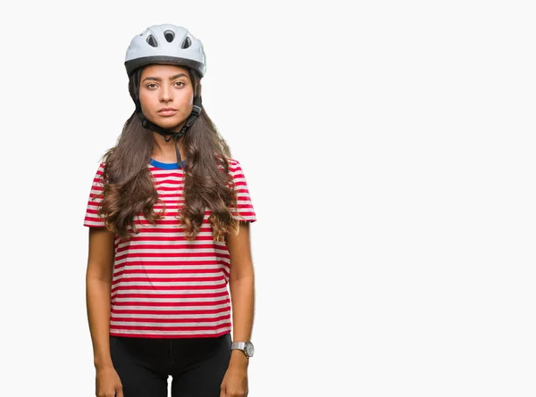 年轻的阿拉伯骑自行车妇女戴安全帽 在孤立的背景下 面部表情严肃 简单而自然地看着相机 — 图库照片