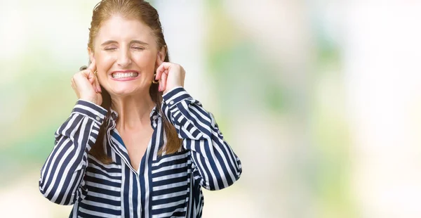 Reife Geschäftsfrau Mittleren Alters Über Isoliertem Hintergrund Die Die Ohren — Stockfoto