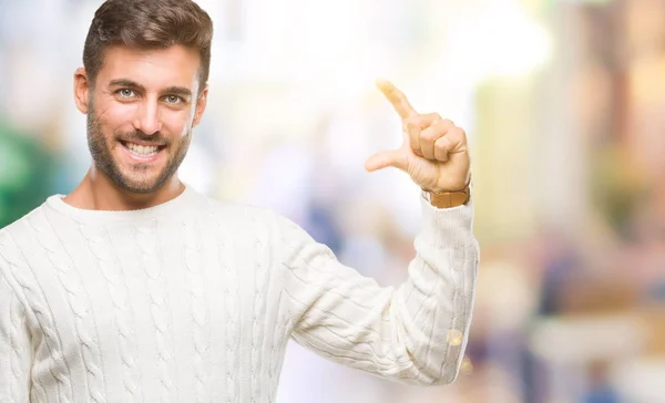 Joven Hombre Guapo Con Suéter Invierno Sobre Fondo Aislado Sonriente —  Fotos de Stock