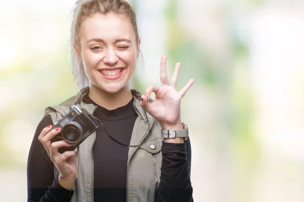 Mulher Loira Jovem Tirar Fotos Usando Câmera Vintage Sobre Fundo — Fotografia de Stock