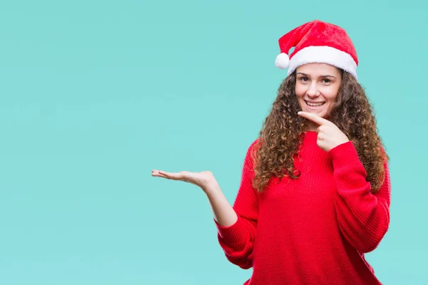 Jovem Morena Vestindo Chapéu Natal Sobre Fundo Isolado Espantado Sorrindo — Fotografia de Stock