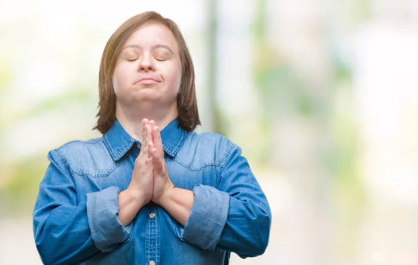 Νεαρή Ενήλικη Γυναίκα Σύνδρομο Πέρα Από Απομονωμένο Υπόβαθρο Προσεύχεται Χέρια — Φωτογραφία Αρχείου