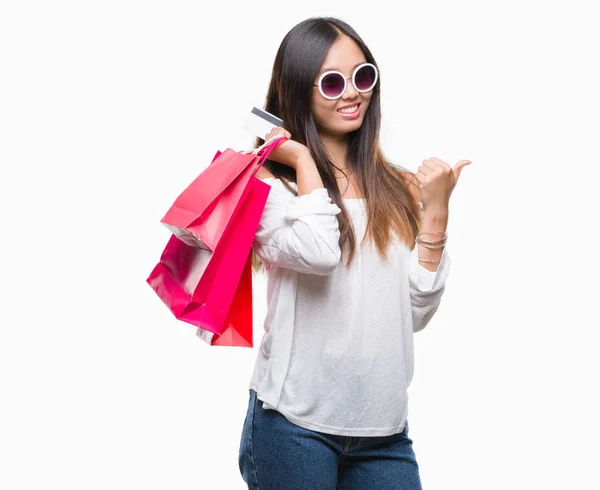 Jonge Aziatische Vrouw Houdt Van Boodschappentassen Verkoop Geïsoleerde Achtergrond Aan — Stockfoto