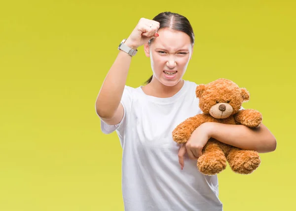 Jonge Kaukasische Vrouw Bedrijf Teddybeer Geïsoleerde Achtergrond Boos Gefrustreerd Schreeuwen — Stockfoto
