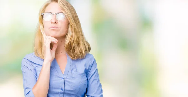 Hermosa Mujer Joven Con Gafas Sobre Fondo Aislado Sonriendo Positiva — Foto de Stock