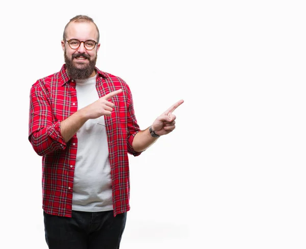 Jovem Caucasiano Hipster Homem Usando Óculos Sobre Fundo Isolado Sorrindo — Fotografia de Stock