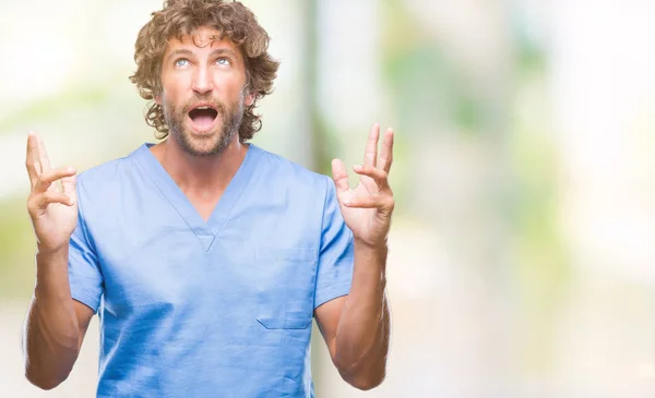 Knappe Hispanic Chirurg Dokter Man Geïsoleerde Achtergrond Gekke Gekke Schreeuwen — Stockfoto