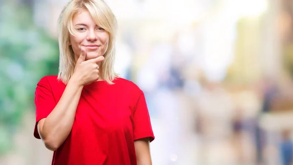 Ung Vacker Blond Kvinna Klädd Röd Shirt Över Isolerade Bakgrund — Stockfoto