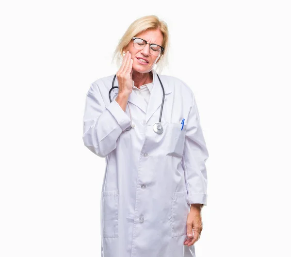 Średnim Wieku Kobieta Blonde Lekarz Białym Tle Dotykając Usta Ręką — Zdjęcie stockowe
