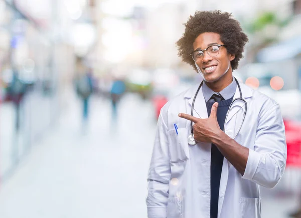 Afro Amerikanischer Arzt Mann Über Isoliertem Hintergrund Fröhlich Mit Einem — Stockfoto