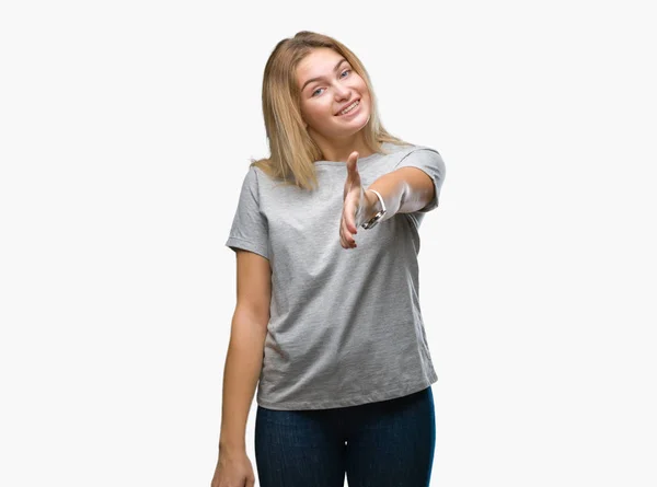 Młoda Kobieta Kaukaski Białym Tle Uśmiechnięty Oferuje Przyjazny Uścisk Dłoni — Zdjęcie stockowe