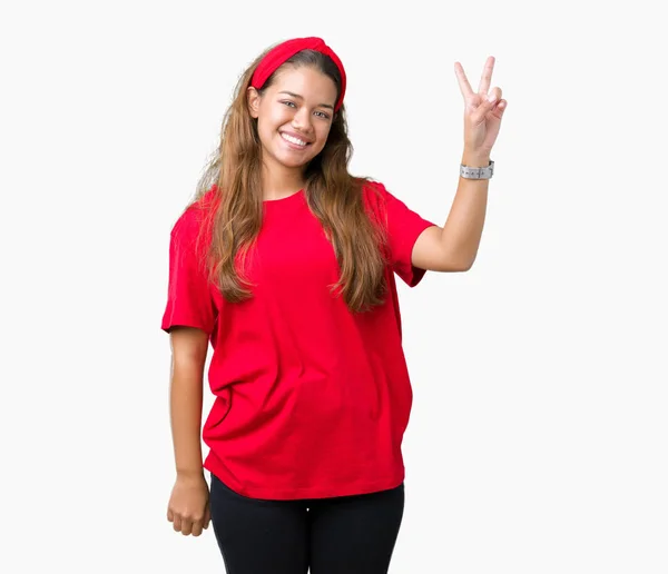 Joven Hermosa Morena Vistiendo Camiseta Roja Sobre Fondo Aislado Sonriendo — Foto de Stock