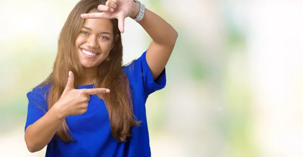 Giovane Bella Donna Bruna Indossa Blu Shirt Sfondo Isolato Sorridente — Foto Stock