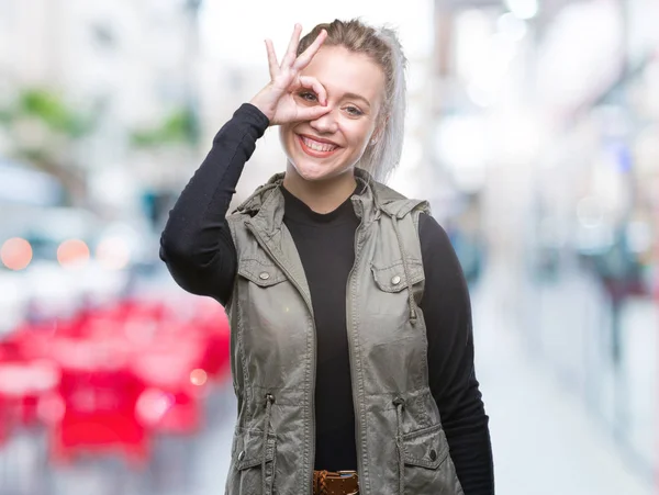 Giovane Donna Bionda Sfondo Isolato Facendo Gesto Con Mano Sorridente — Foto Stock