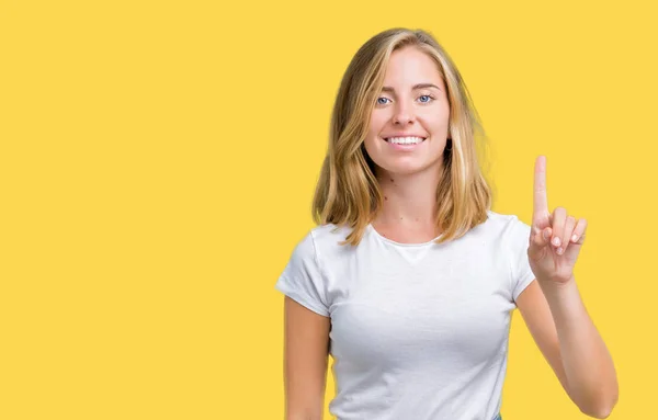 Hermosa Mujer Joven Con Gafas Sobre Fondo Aislado Sonriendo Positiva —  Fotos de Stock