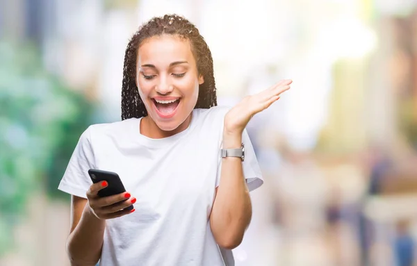 Jonge Gevlochten Hair Afrikaans Amerikaans Meisje Tonen Gebruikend Smartphone Geïsoleerd — Stockfoto