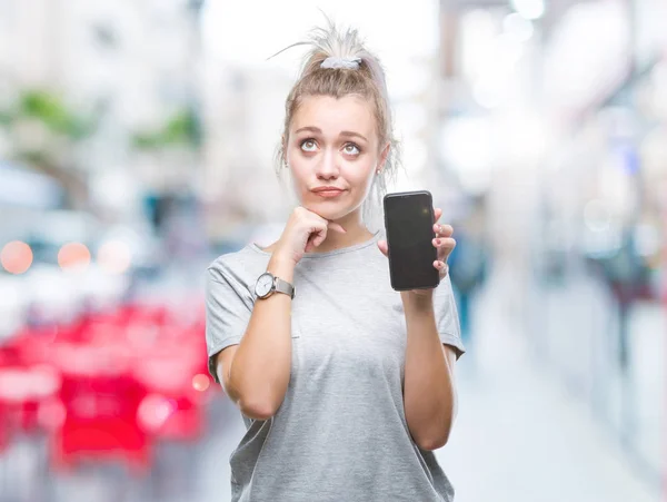 Giovane Donna Bionda Che Mostra Schermo Dello Smartphone Sfondo Isolato — Foto Stock