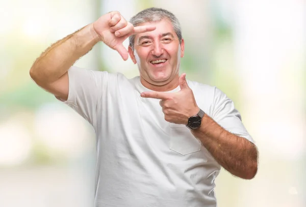 Knappe Senior Man Geïsoleerde Achtergrond Glimlachend Maken Frame Met Handen — Stockfoto