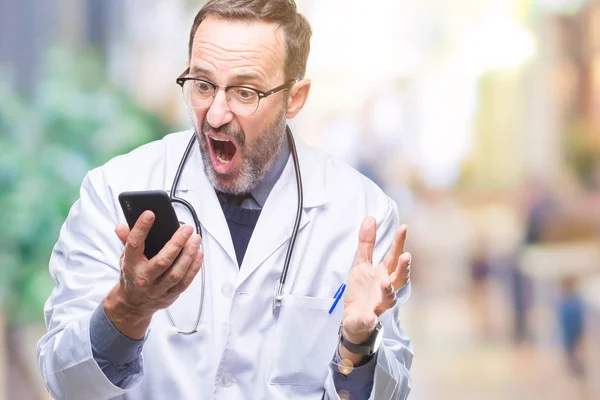 Mezzo Età Anziano Hoary Medico Uomo Sms Utilizzando Smartphone Sfondo — Foto Stock