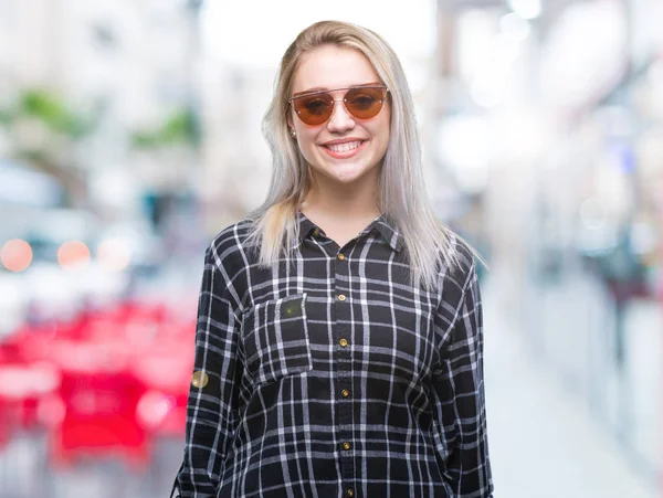 Jonge Blonde Vrouw Dragen Van Een Zonnebril Geïsoleerde Achtergrond Met — Stockfoto