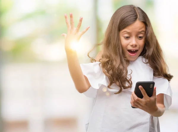 Menina Hispânica Morena Usando Smartphone Muito Feliz Animado Expressão Vencedora — Fotografia de Stock