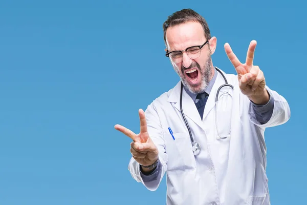Seniormediziner Mittleren Alters Uniform Lächelt Die Kamera Und Zeigt Finger — Stockfoto