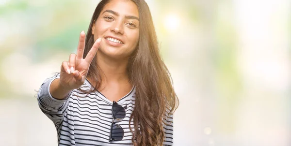 Jonge Mooie Arabische Vrouw Dragen Van Een Zonnebril Geïsoleerde Achtergrond — Stockfoto