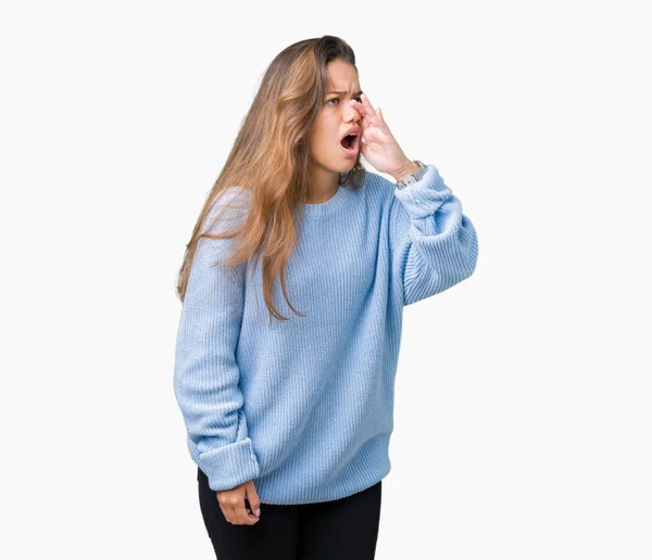 Junge Schöne Brünette Frau Blauem Winterpullover Über Isoliertem Hintergrund Schreit — Stockfoto