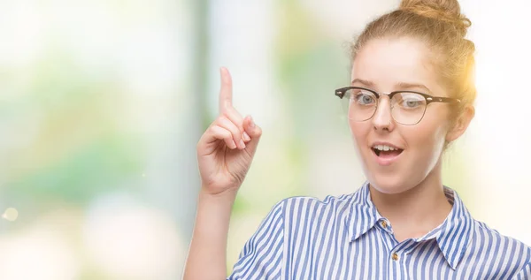 Ung Blond Business Kvinna Pekande Finger Upp Med Lyckad Idé — Stockfoto