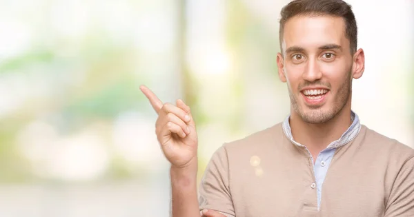 Bonito Jovem Muito Feliz Apontando Com Mão Dedo Para Lado — Fotografia de Stock