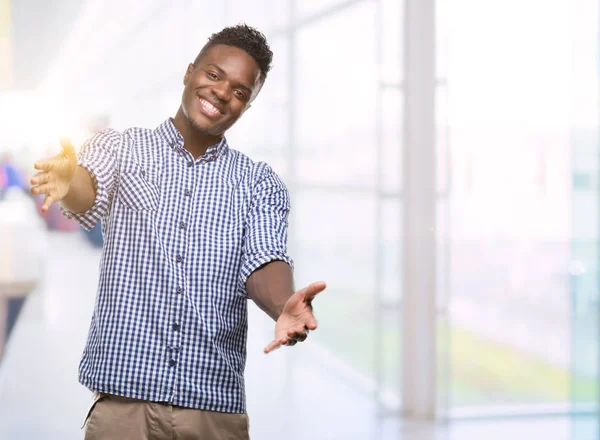 Unga Afroamerikanska Man Klädd Blå Tröja Tittar Kameran Leende Med — Stockfoto