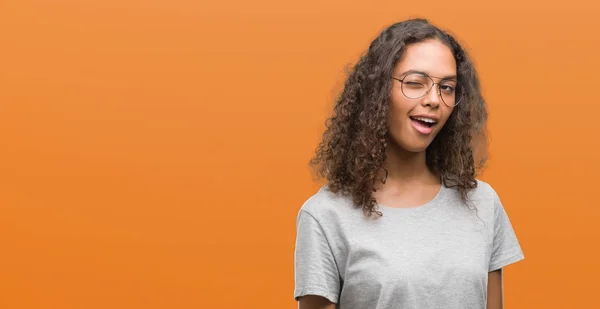 Mooie Jonge Spaanse Vrouw Dragen Bril Winking Kijken Naar Camera — Stockfoto