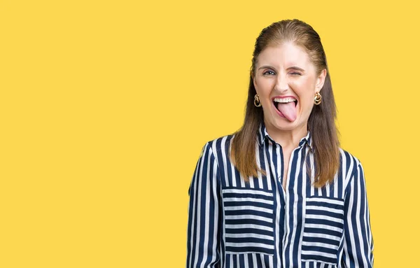 中年の成熟したビジネス女性の舌を付着分離の背景上アウト面白い表現に満足 感情の概念 — ストック写真