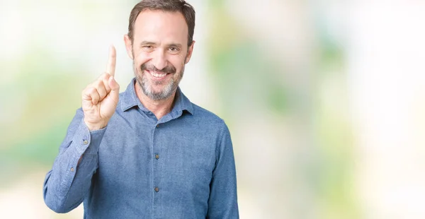 Guapo Mediana Edad Elegante Hombre Mayor Sobre Fondo Aislado Mostrando — Foto de Stock