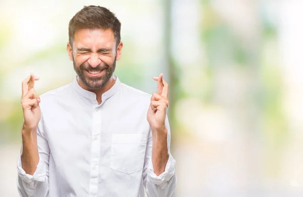 Homem Hispânico Adulto Sobre Fundo Isolado Sorrindo Cruzando Dedos Com — Fotografia de Stock