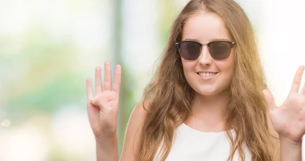 Junge Blonde Frau Mit Sonnenbrille Zeigt Mit Fingern Nummer Neun — Stockfoto